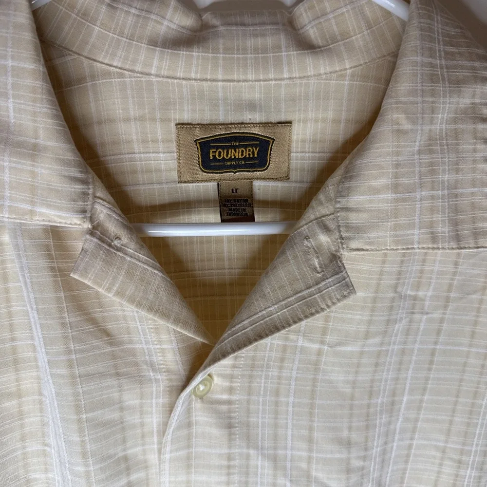 Preowned Excellent Condition Foundry Men's Short Sleeve Button-Up‎ Sz LT